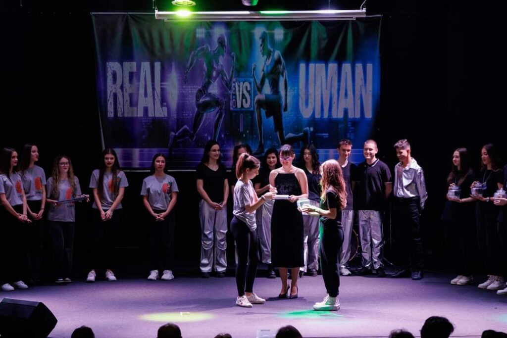 CONCURS REAL VS UMAN