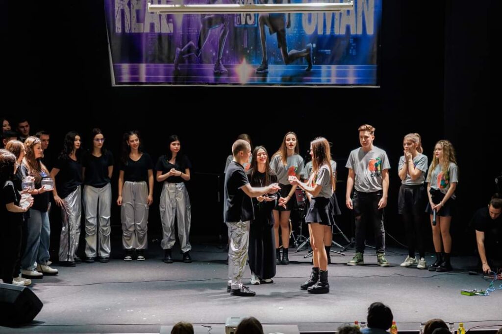 CONCURS REAL VS UMAN